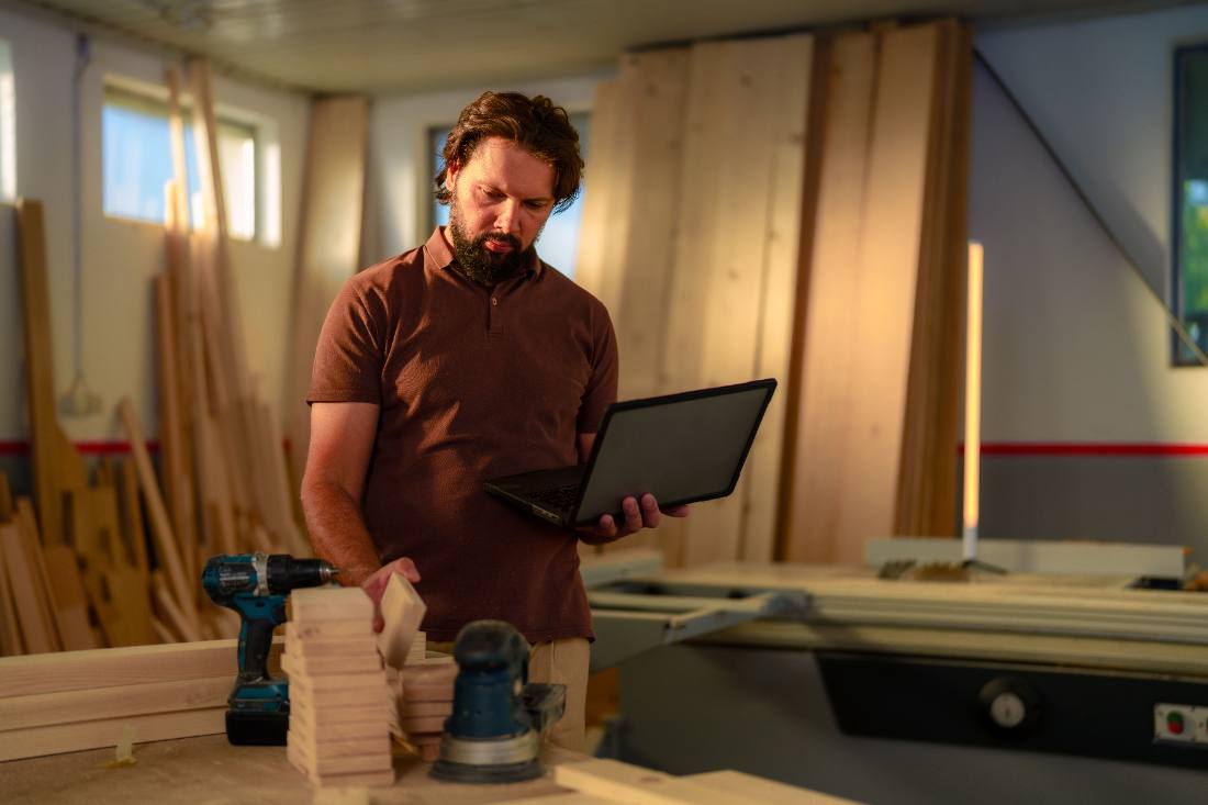 Dirigeant de petite entreprise dans son atelier