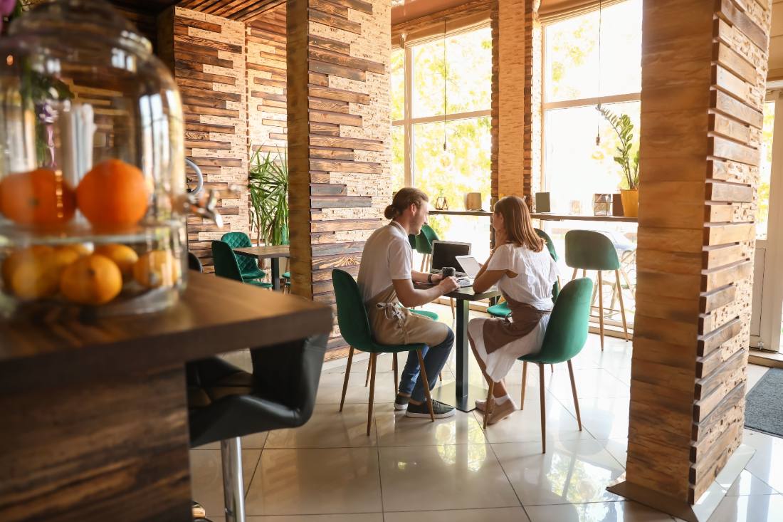 Restaurateurs travaillant dans la salle de leur établissement